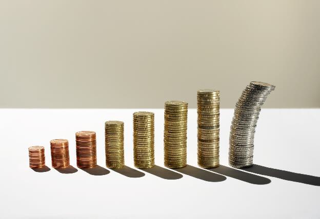 Accending bar chart with coins, bar with Euros tumbling